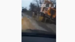 На Волині під час грейдерування дороги застряг грейдер (відео)