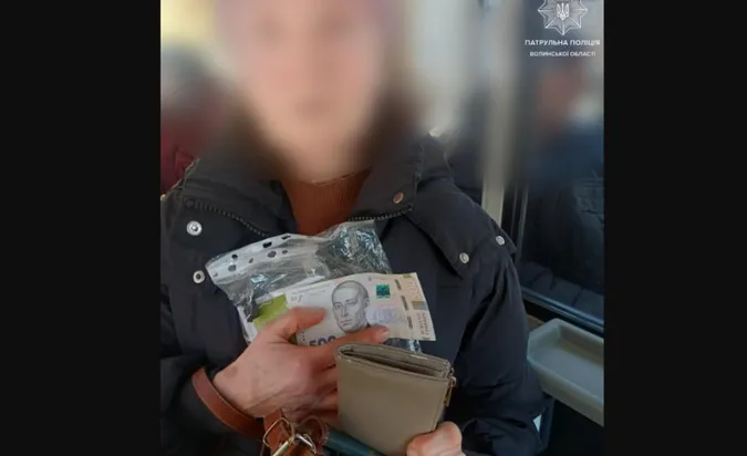 Дуже хвилювалася: у Луцьку жінці повернули гроші й документи, які вона загубила в транспорті