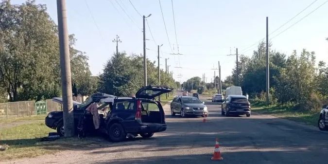 Занесло: під Луцьком Volvo зіткнулося з електроопорою (фото)