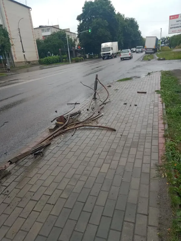 «Були б з нас чудові консерви»: на Володимирській фура знесла паркан (фото)