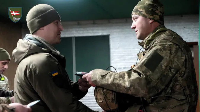 Командир 14-ї ОМБр відзначив побратимів нагородами (фото)