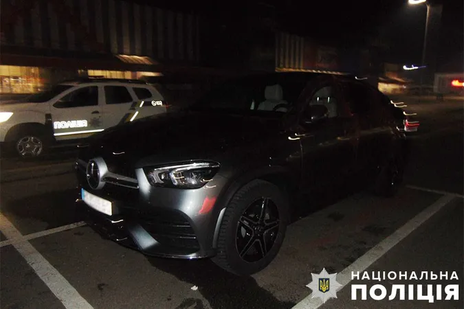 У Києві затримали 19-річного волинянина, який з ножем напав на власника елітного авто (фото)