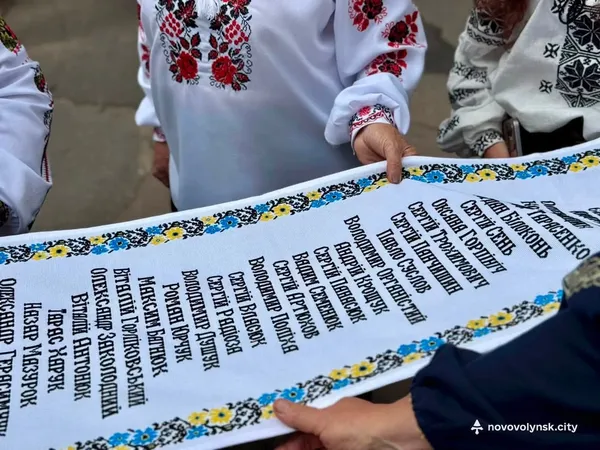 У Нововолинську сотні людей пройшли святковою ходою у вишиванках (фото)