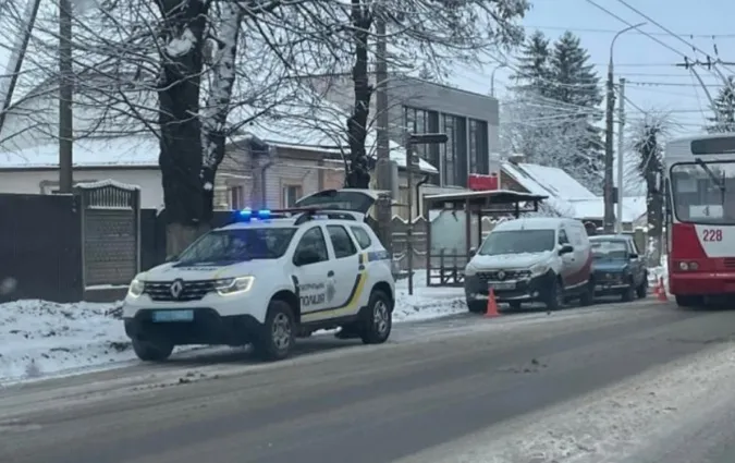 У Луцьку на зупинці громадського транспорту зіткнулися два автомобілі