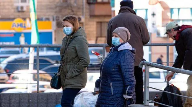 Жінки, старші, бідніші: хто найбільше сидить удома під час карантину (ОПИТУВАННЯ)