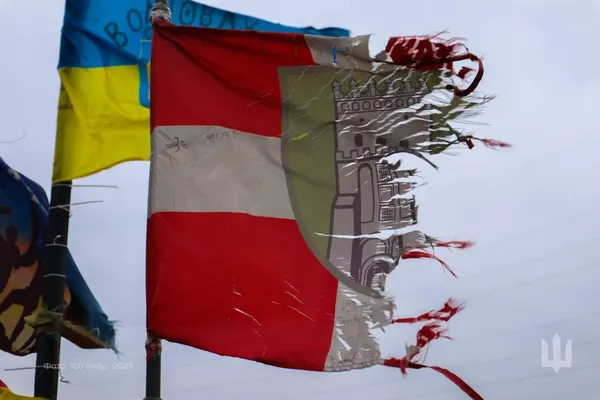Бійці волинської «сотки» підняли оновлений прапор біля стели на в'їзді в Донецьку область (фото)