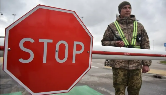 В Україні в'їзд та виїзд за кордон призупинений: що коїться