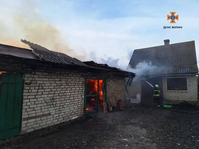 На Волині від удару блискавки загорілася будівля (фото)