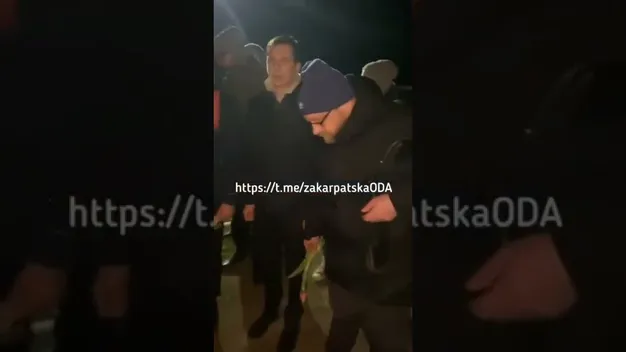 Українські прикордонники квітами привітали «ухилянтів» з 8 березня (відео)