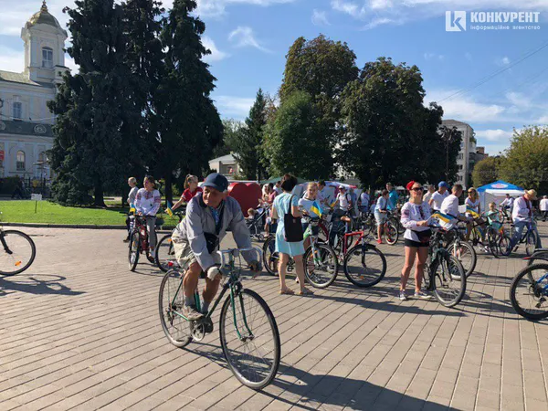 Луцьк святкує активно: на міські вулиці виїхали велосипедисти у вишиванках (ФОТО)