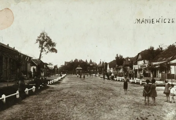 Вулиця Луцька в Маневичах, що вела від залізничної станції до санаторного парку. Фото 1935 р.