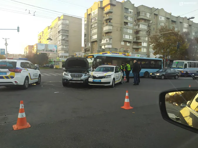 У Луцьку не поділили дорогу Skoda патрульних і Subaru (фото, відео, оновлено)