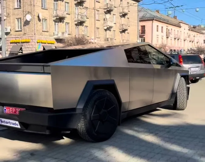 Таких в Україні є три: у центрі Луцька помітили рідкісну Tesla Cybertruck (відео)