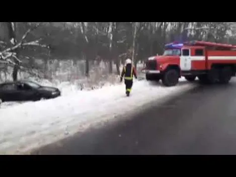 На Волині рятувальники витягнули з кювету бус і легковик (відео)