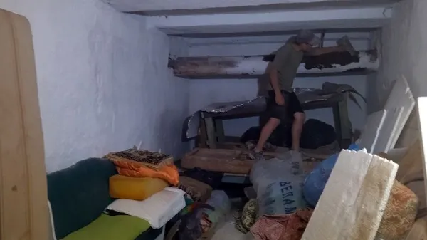 Під час ремонту майстри пробираються через залишені жильцями речі