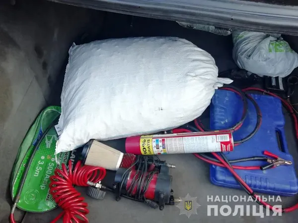 Порушив ПДР: на Волині в багажнику «бехи» випадково знайшли бурштин (фото)