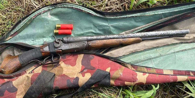 На Волині на березі річки затримали чоловіка з обрізом (фото)