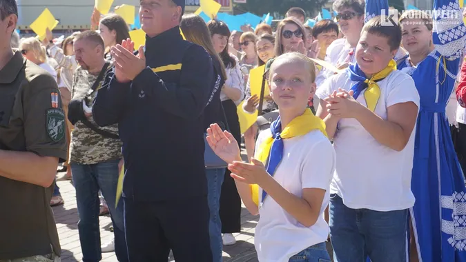 Лучани у День міста тілами склали карту України (фото)