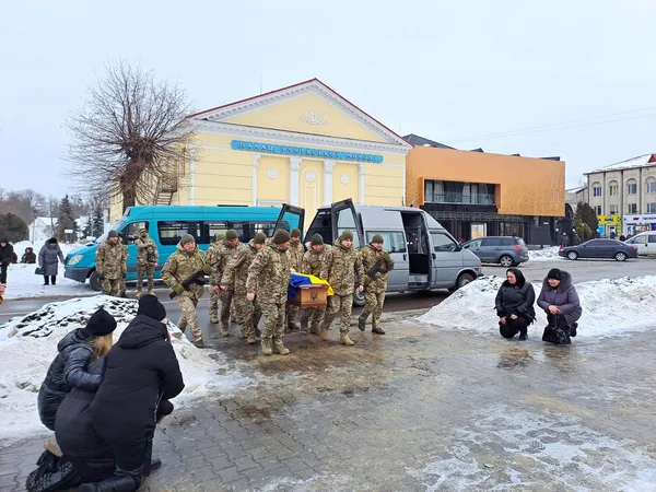 Під час останнього спілкування просив показати донечку: на Волині попрощалися з воїном Василем Гордіюком (фото)