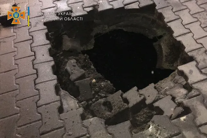 У Нововолинську автобус з пасажирами провалився колесом у яму (фото)
