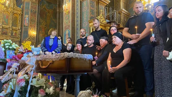 Вінниця у скорботі: вбиту рашистами дівчинку Лізу хоронили з почестями (фото)