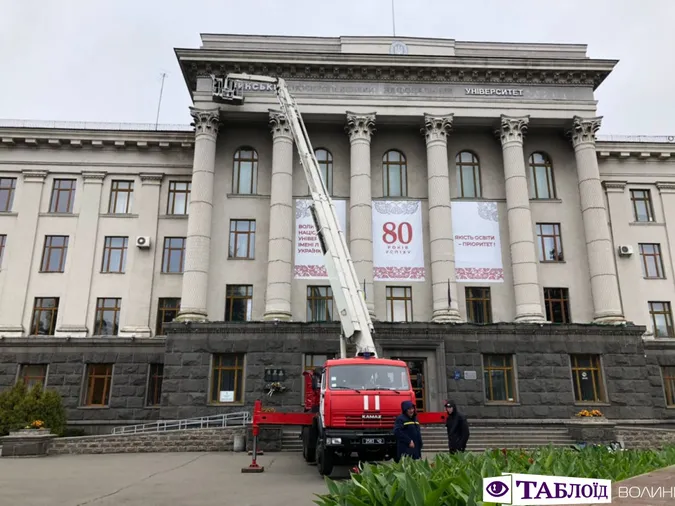 На головному корпусі ВНУ змінюють вивіску (фото)