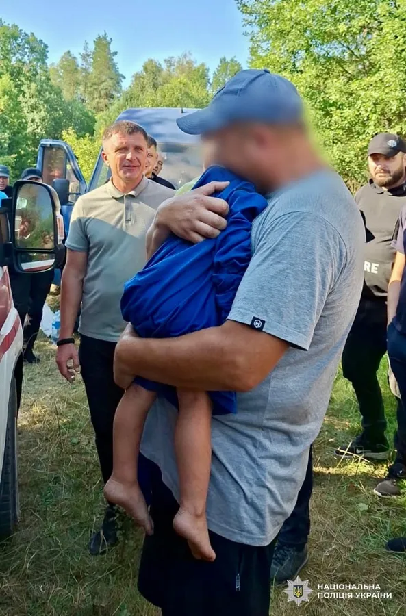 На Житомирщині всю ніч шукали 2-річного малюка: дитину знайшли в лісі (фото)