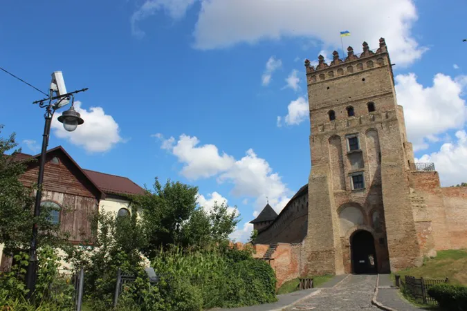 У Луцьку меценати відбудують зовнішню стіну замку