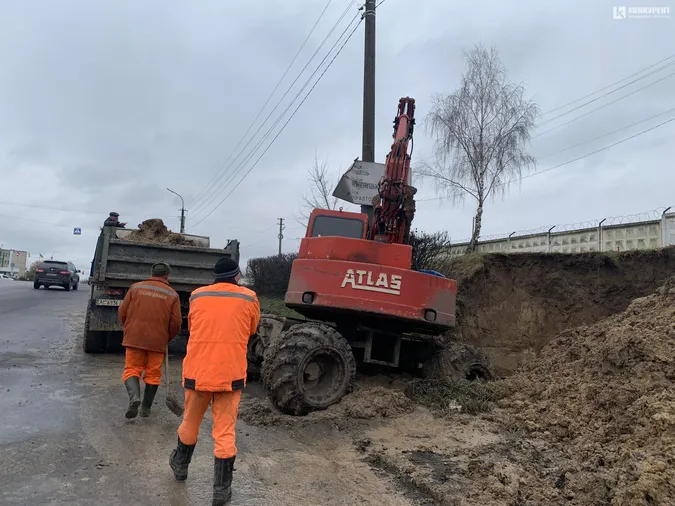 У Луцьку порвало водопровід – в частині будинків немає води (фото)