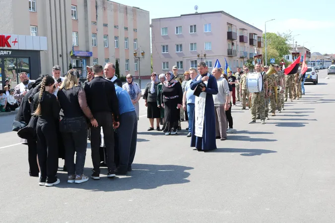 Чекали три з половиною роки: на Волині попрощалися з воїном Володимиром Забродоцьким (фото)