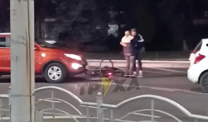 У Луцьку водійка спочатку збила, а потім «заобіймала» велосипедиста (відео)