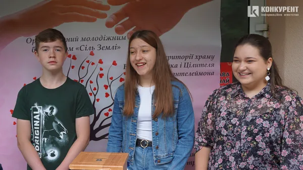 Діти у Луцьку продають солодощі, щоб допомогти воїну одужати (фото)