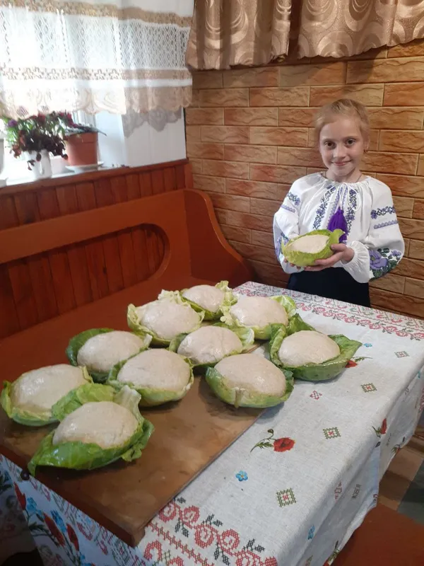 Господиня з Камінь-Каширщини пече хліб на заквасці та капустяному листі (фото)