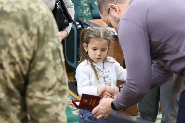 У Луцьку родинам загиблих військовослужбовців вручили нагороди  «За мужність» (фото)