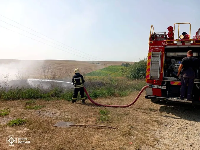 На Волині за добу сталося вісім масштабних пожеж на полях (фото)
