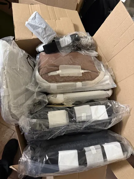 Передачка з Італії: на кордоні з Польщею в чоловіка знайшли пожиттєвий запас презервативів (фото)