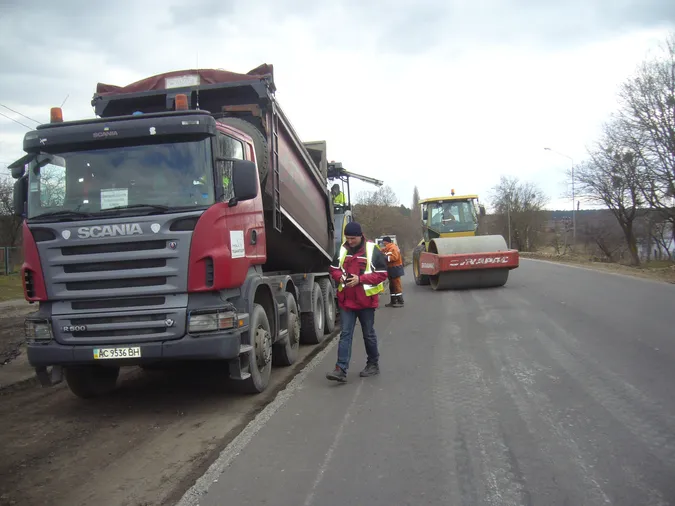 Водіїв на Волині просять не наїжджати на свіжий асфальт (фото)