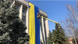 В окупованому Херсоні на будівлі міськради вивісили величезний прапор України (фото)