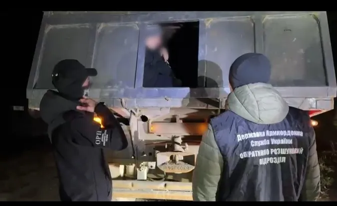 Волинянин та 12 його «друзів» їхали до Угорщини в КамАЗі під піском (фото, відео)