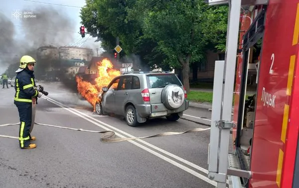 Пожежа легкового автомобіля в Луцьку: рятувальники розповіли деталі