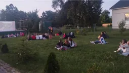 Дивились всім селом: на Волині просто неба організували показ серіалу «Спіймати Кайдаша» (фото)