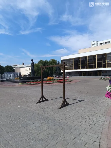 У центрі Луцька знову з'явилися «мокрі шибениці»