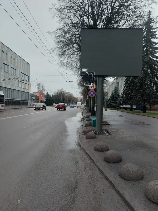 У Луцьку тролейбус «зніс» частину рекламного борда (фото)