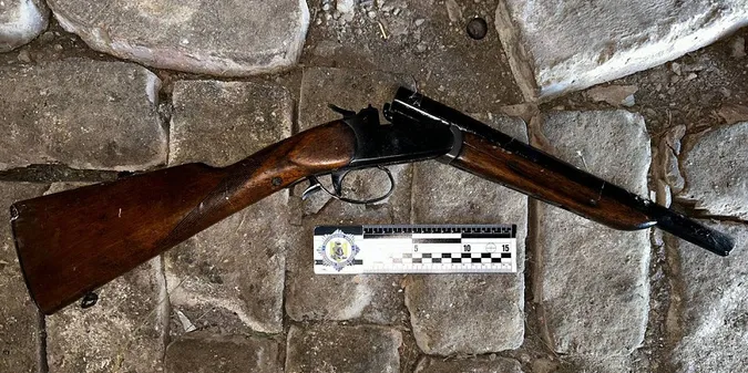 Вдома у 32-річного жителя Луцького району знайшли гранату, обріз і «травку» (фото)