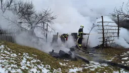 На Волині горіла господарська споруда: працювали рятувальники (фото)