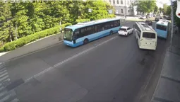 У центрі Луцька маршрутка не пропустила легковик (відео)