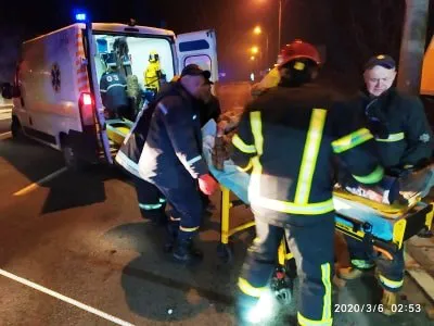 У Луцьку вантажівка влетіла в дерево: водія затиснуло в кабіні (фото)