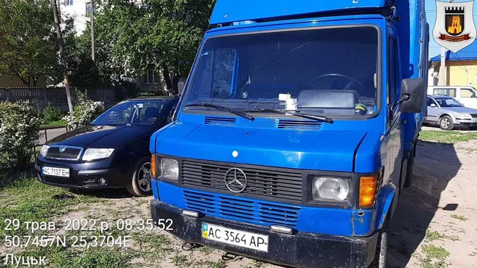 У Луцьку муніципали виписали штрафи тим, хто паркується на газонах (фото)