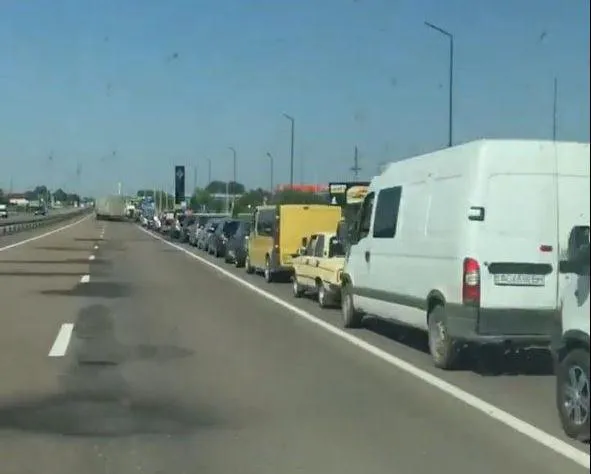 На Волині утворилась багатокілометрова черга на дорозі до Світязя