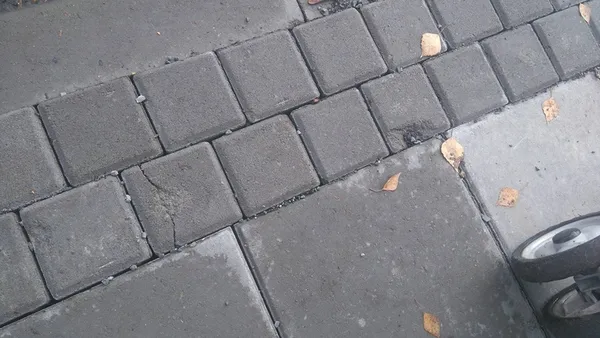 Нова бруківка на тротуарах Луцька кришиться під ногами (фото)